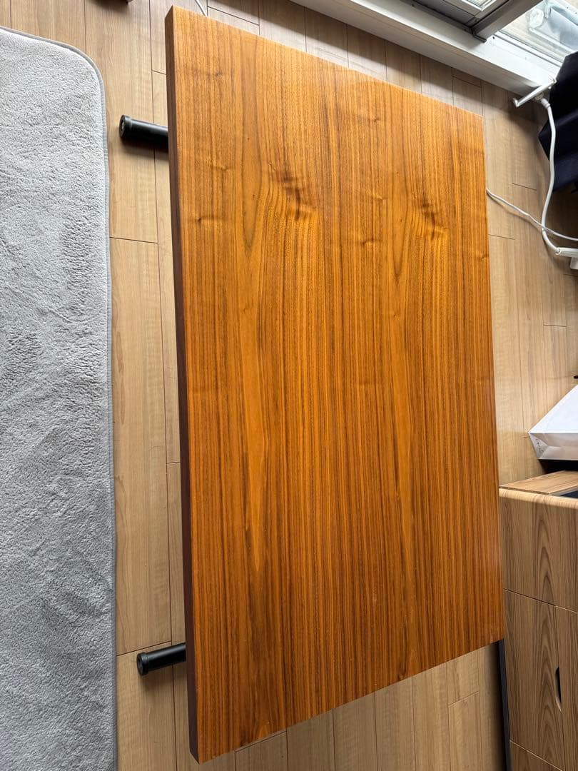 木製ブラウン長方形ダイニングテーブル