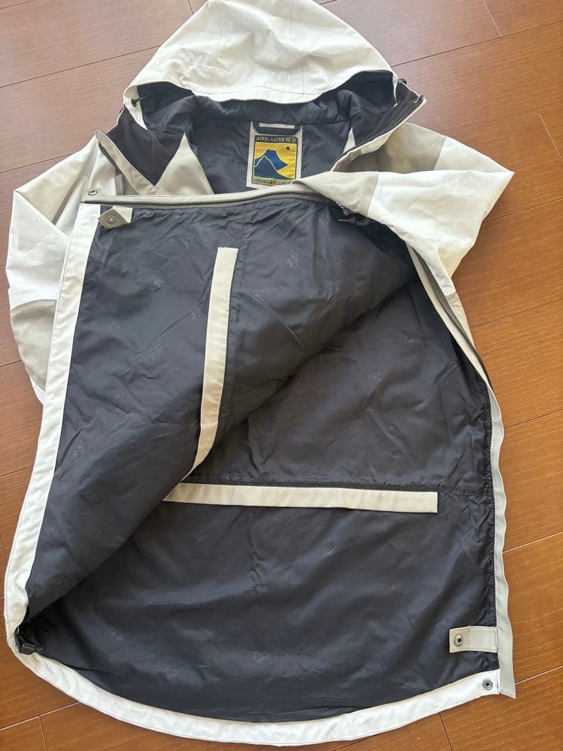 あいAIRBLASTER STAY WILDパーカー グレー/ホワイト M