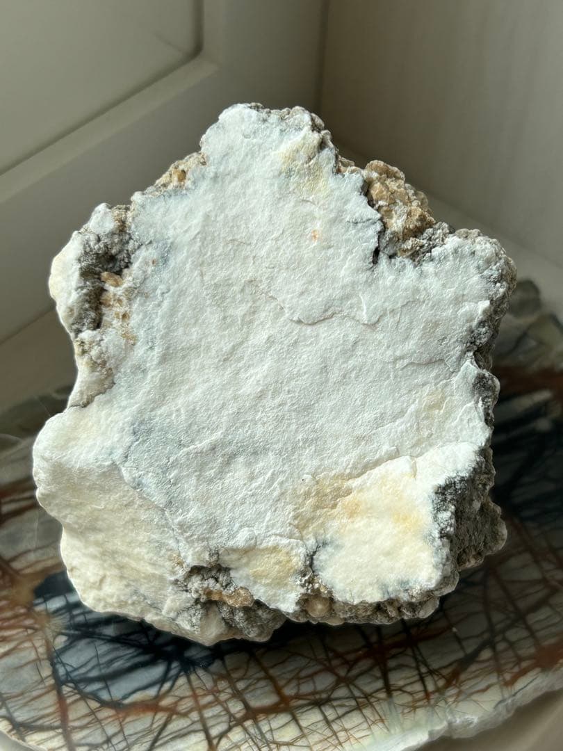 「静寂を宿す ― ナチュラルハウライト原石」