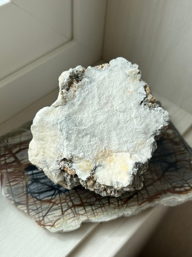 「静寂を宿す ― ナチュラルハウライト原石」