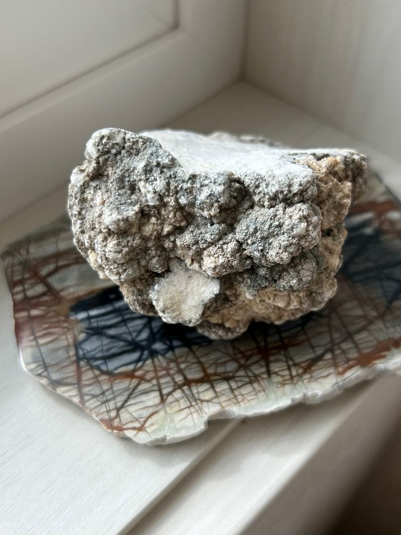 「静寂を宿す ― ナチュラルハウライト原石」