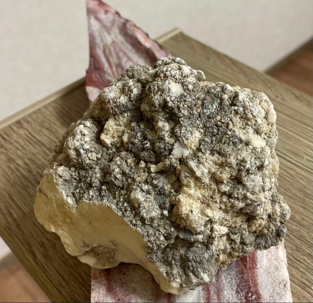 「静寂を宿す ― ナチュラルハウライト原石」