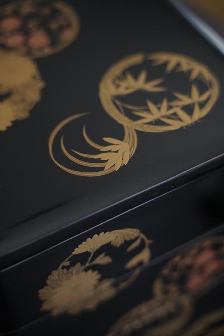 輪島塗　花の丸蒔絵　四段重　重台つき