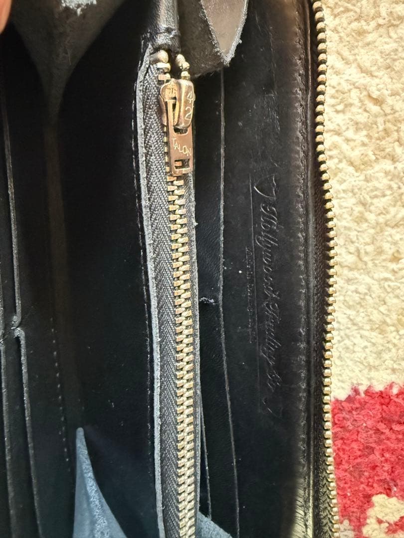 HTC エイチティーシー スタッズ ラウンドファスナー レザー長財布 24