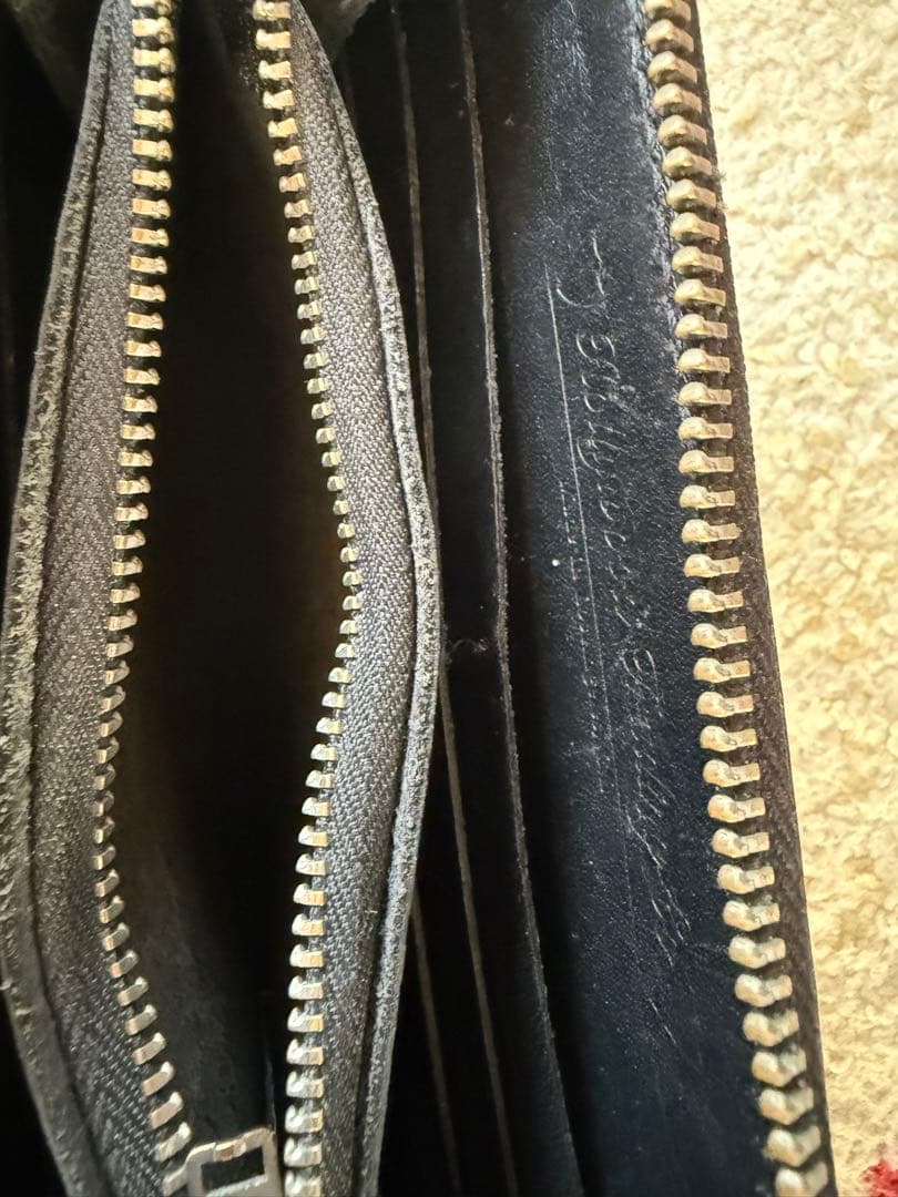 HTC エイチティーシー スタッズ ラウンドファスナー レザー長財布 24