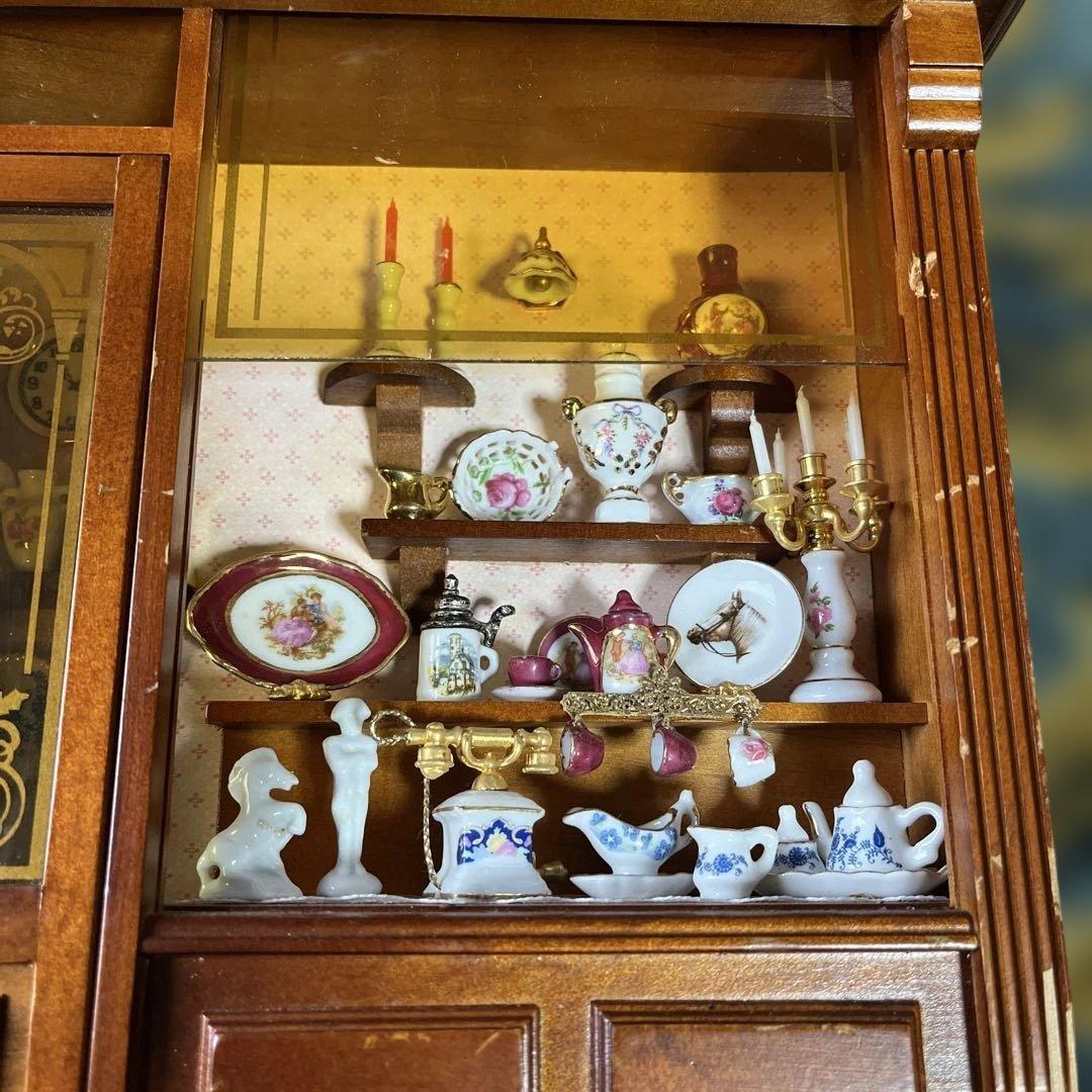 ロイターポーセリン木製ミニチュアキャビネット 23日までになります。