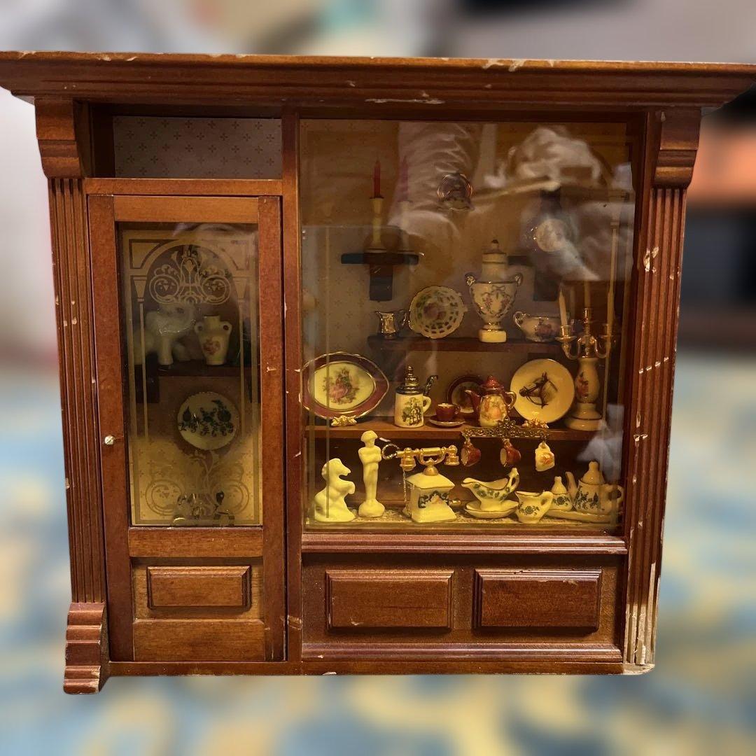 ロイターポーセリン木製ミニチュアキャビネット 23日までになります。