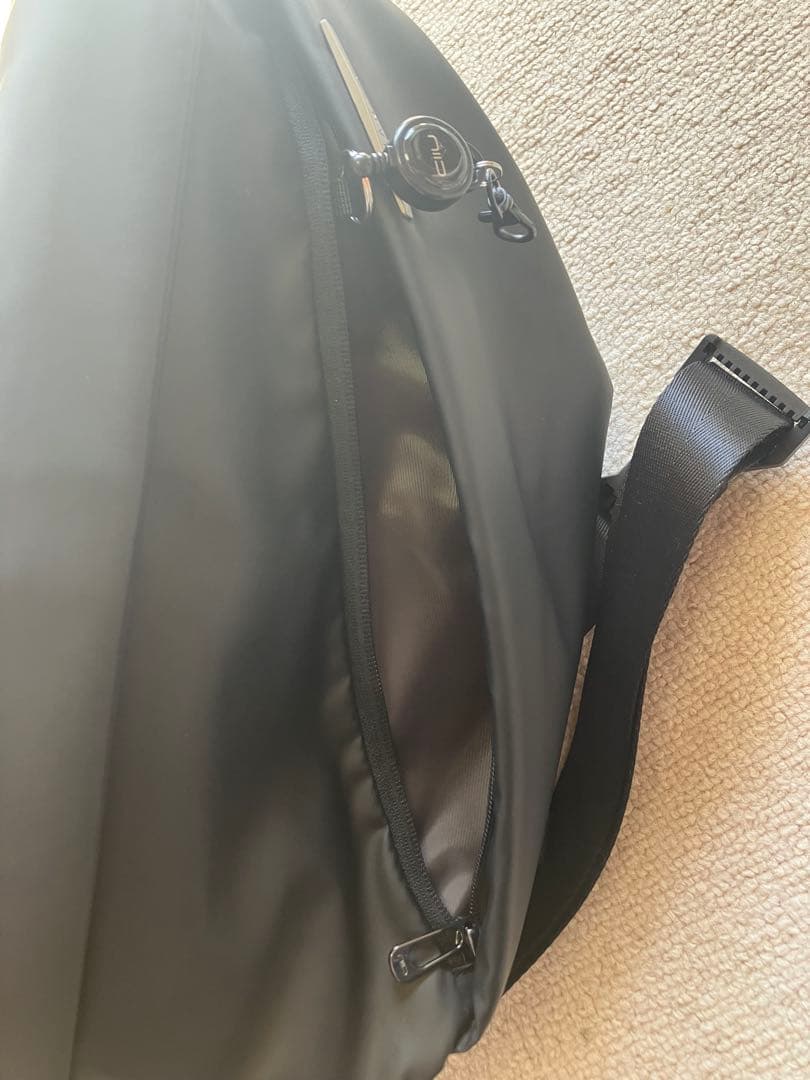 ブラック メッセンジャーバッグ 防水