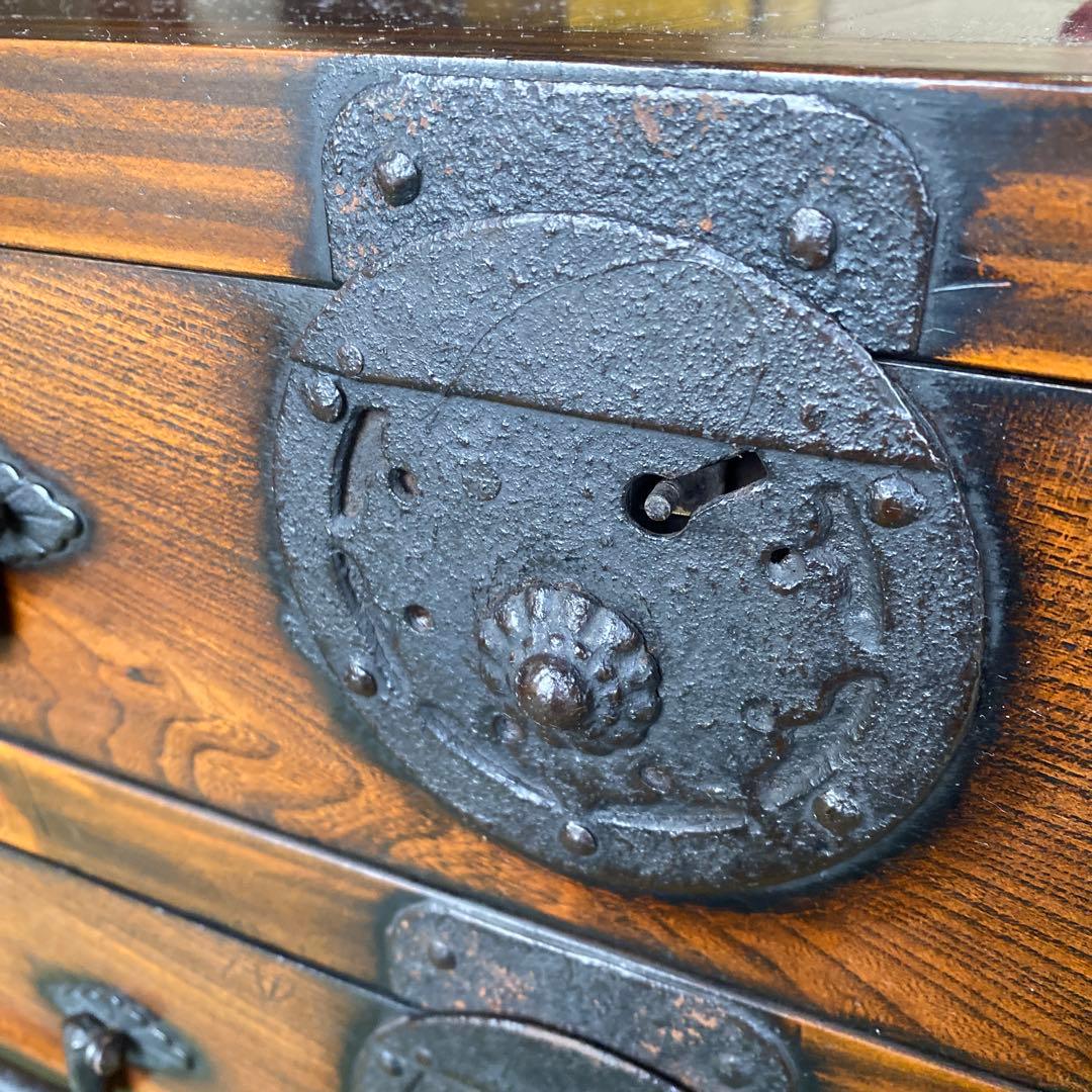 日本の伝統的な木製タンス　時代箪笥風　鍵付き　工芸品