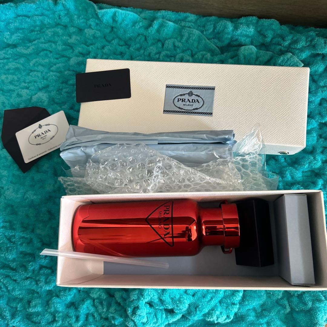 PRADAステンレス、ウォーターボトル。箱、カード、ストロー付きです。未使用品