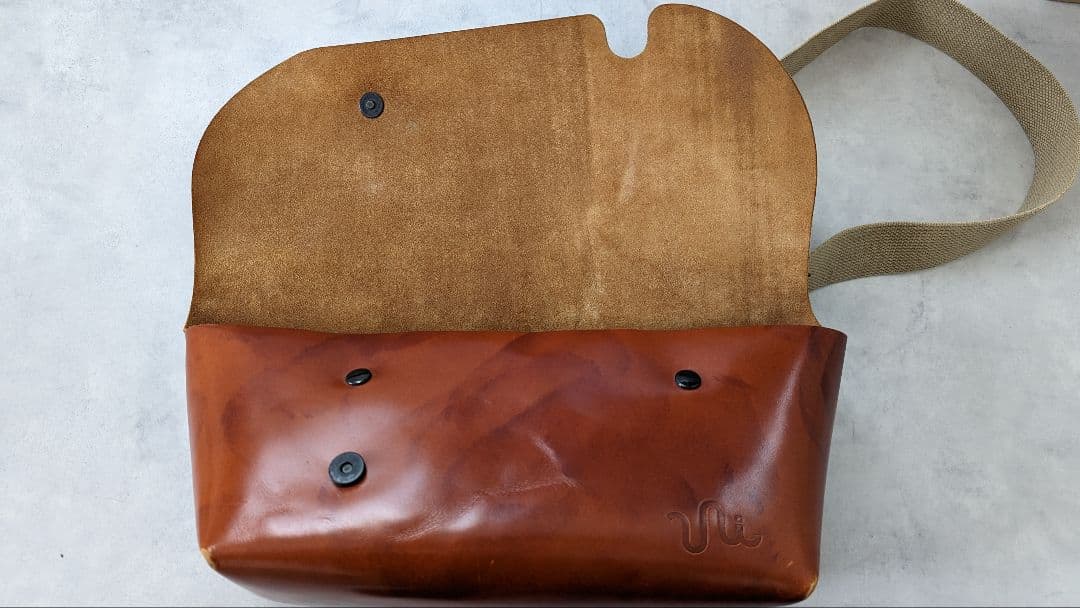 Uni&co ユニアンドコー メッセンジャーバッグ(S) キャメル