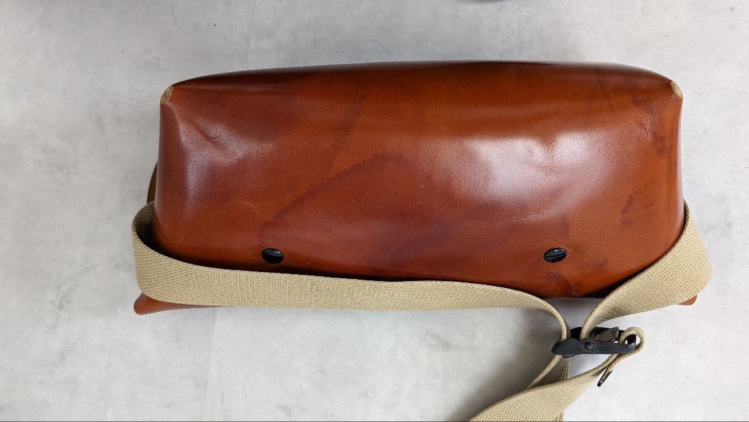 Uni&co ユニアンドコー メッセンジャーバッグ(S) キャメル