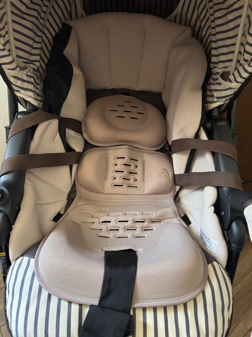 Combi ベビーカー ベージュ　黒　ストライプ スゴカル α 4 キャス
