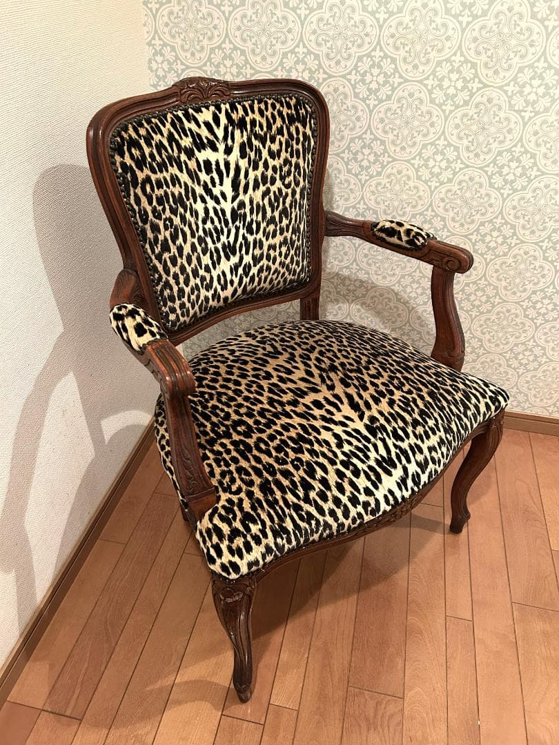 ヒョウ柄の椅子