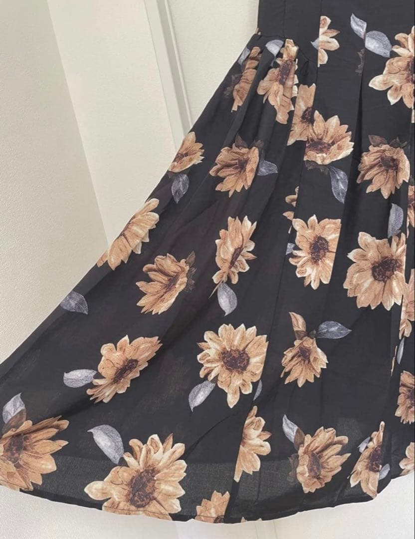 な*な様 Herlipto ひまわり柄ノースリーブワンピース Mサイズ