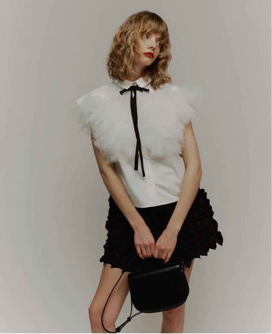 HIAND 大人気　フリルブラックシャツ　黒シャツ　ブラウス 　17600円