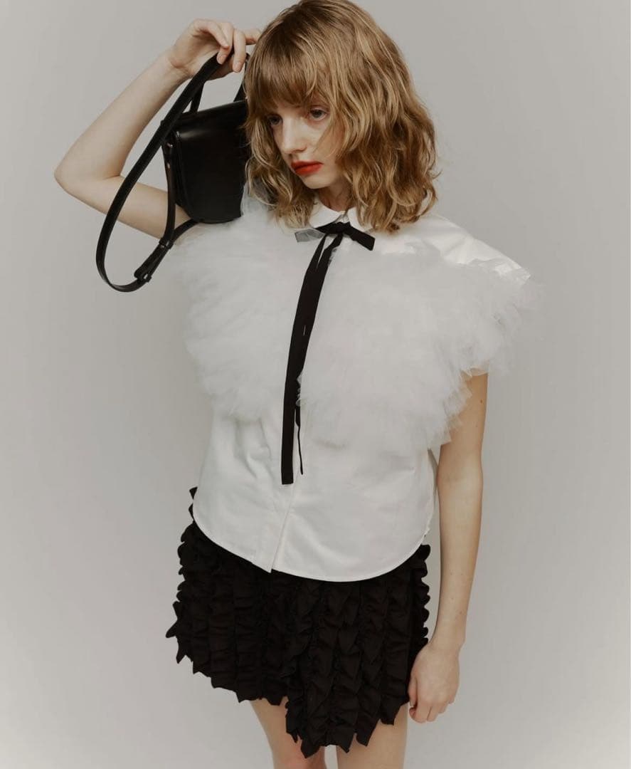 HIAND 大人気　フリルブラックシャツ　黒シャツ　ブラウス 　17600円