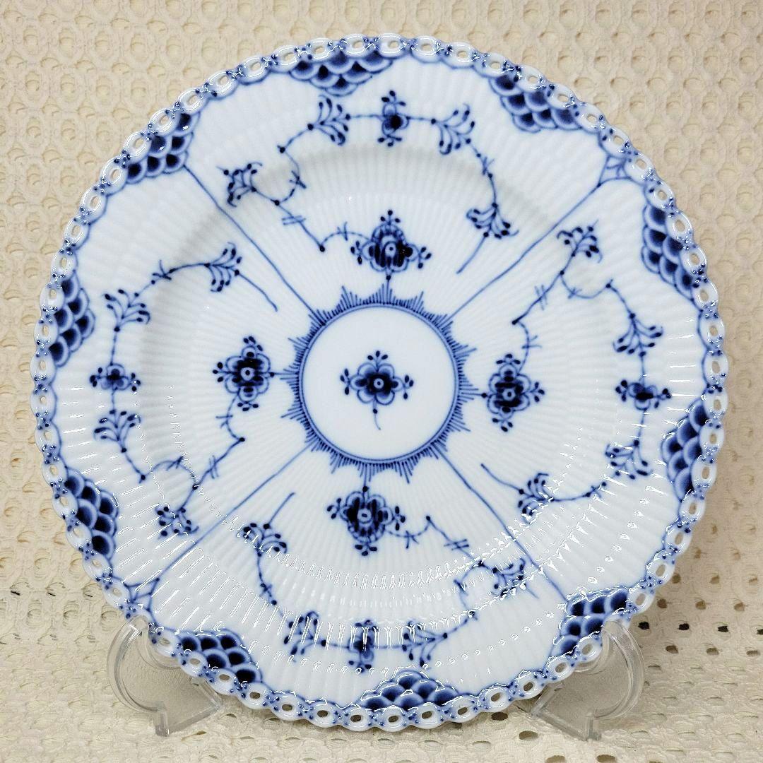 ロイヤルコペンハーゲン　フルレース２５センチプレート１枚　です。