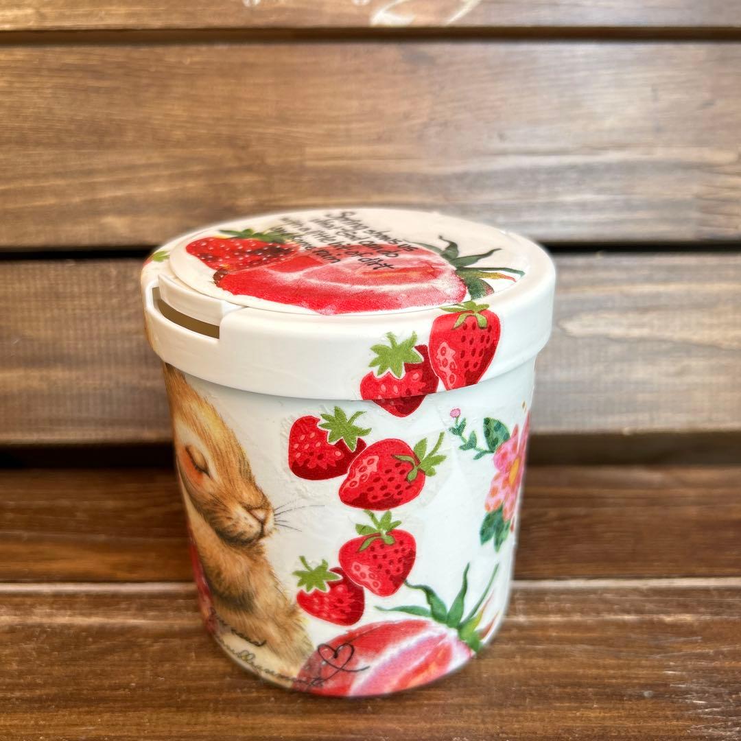 売切れ　リメイク　綿棒ケース　 大きな苺とおねむなうさぎさん