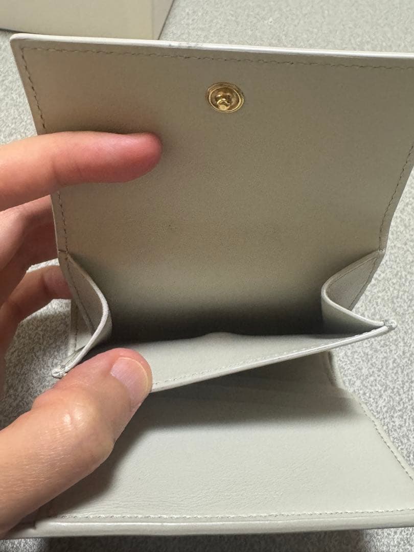 二つ折り財布 ライトグレー レザー ゴールド金具