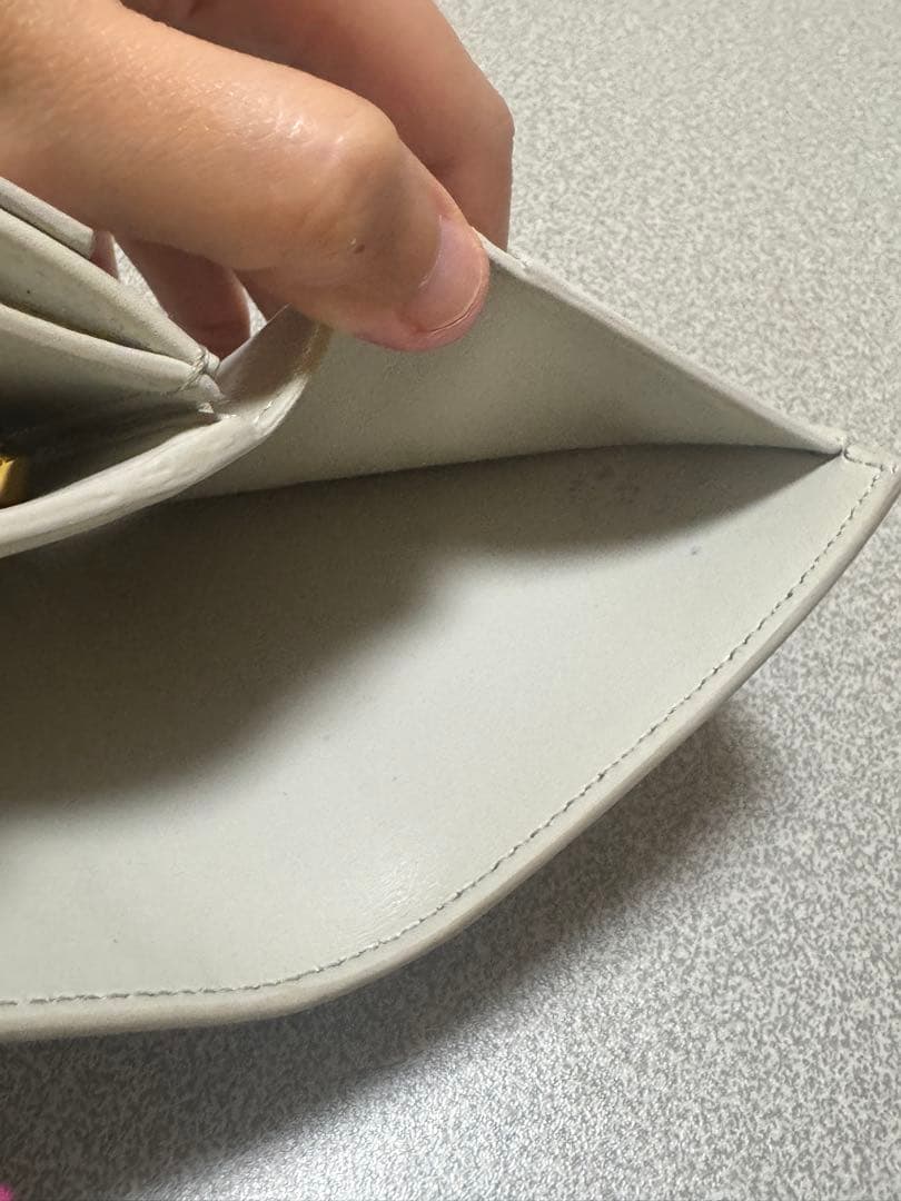 二つ折り財布 ライトグレー レザー ゴールド金具