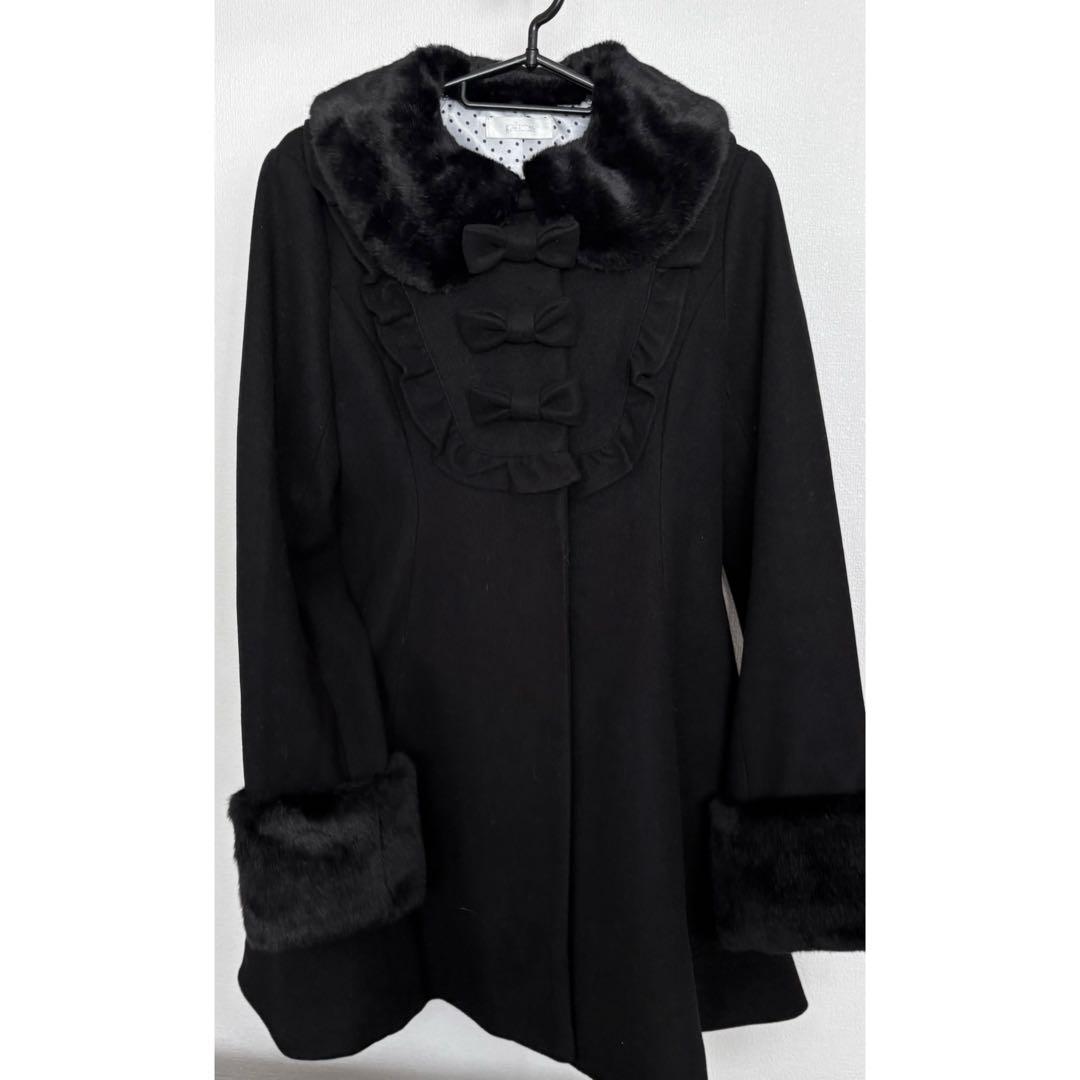 pium ピウム ヨークフリルリボンドーリーコート ブラック