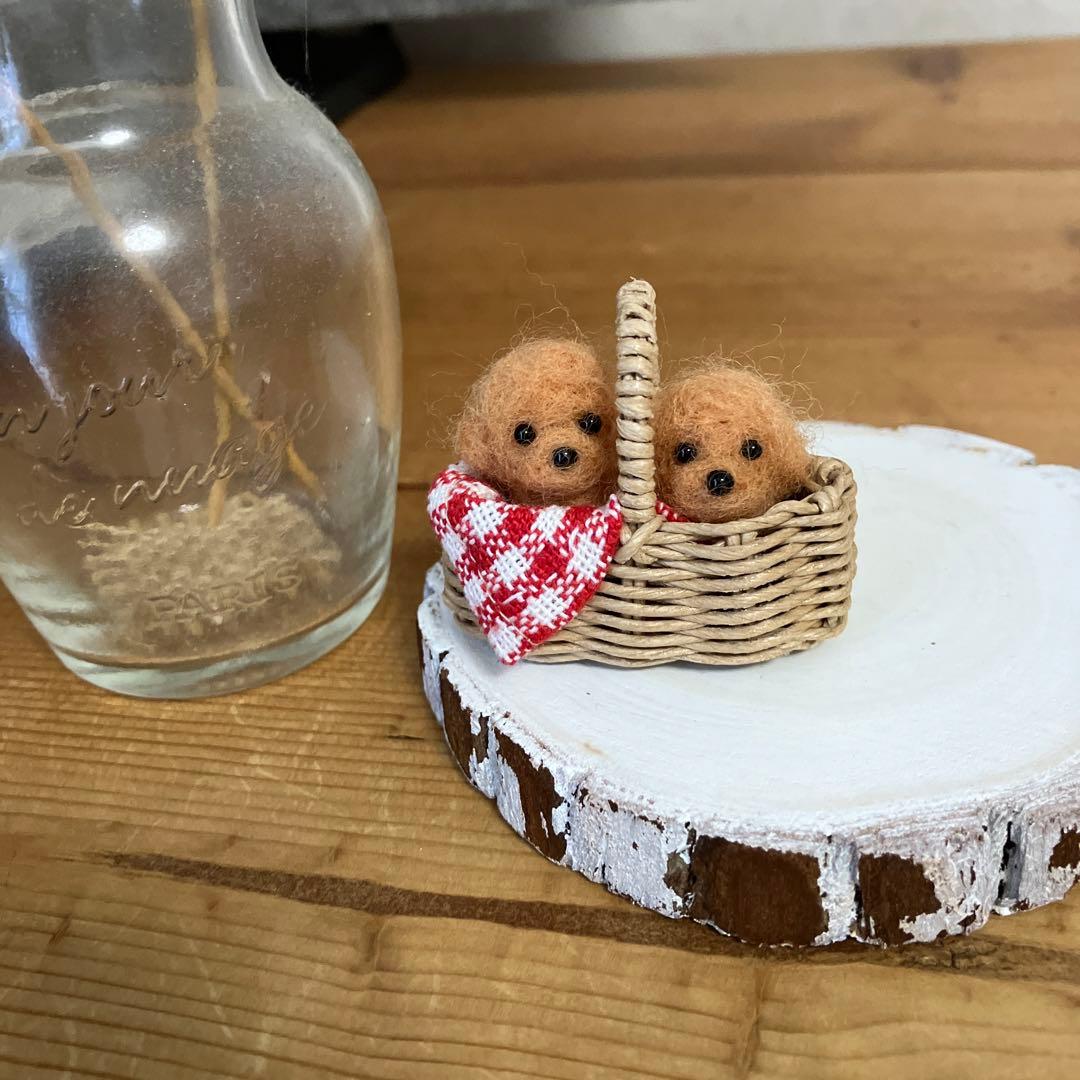 羊毛フェルト　ミニバスケットに入ったトイプードル　見本