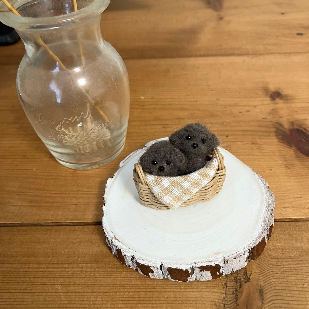 羊毛フェルト　ミニバスケットに入ったトイプードル　見本