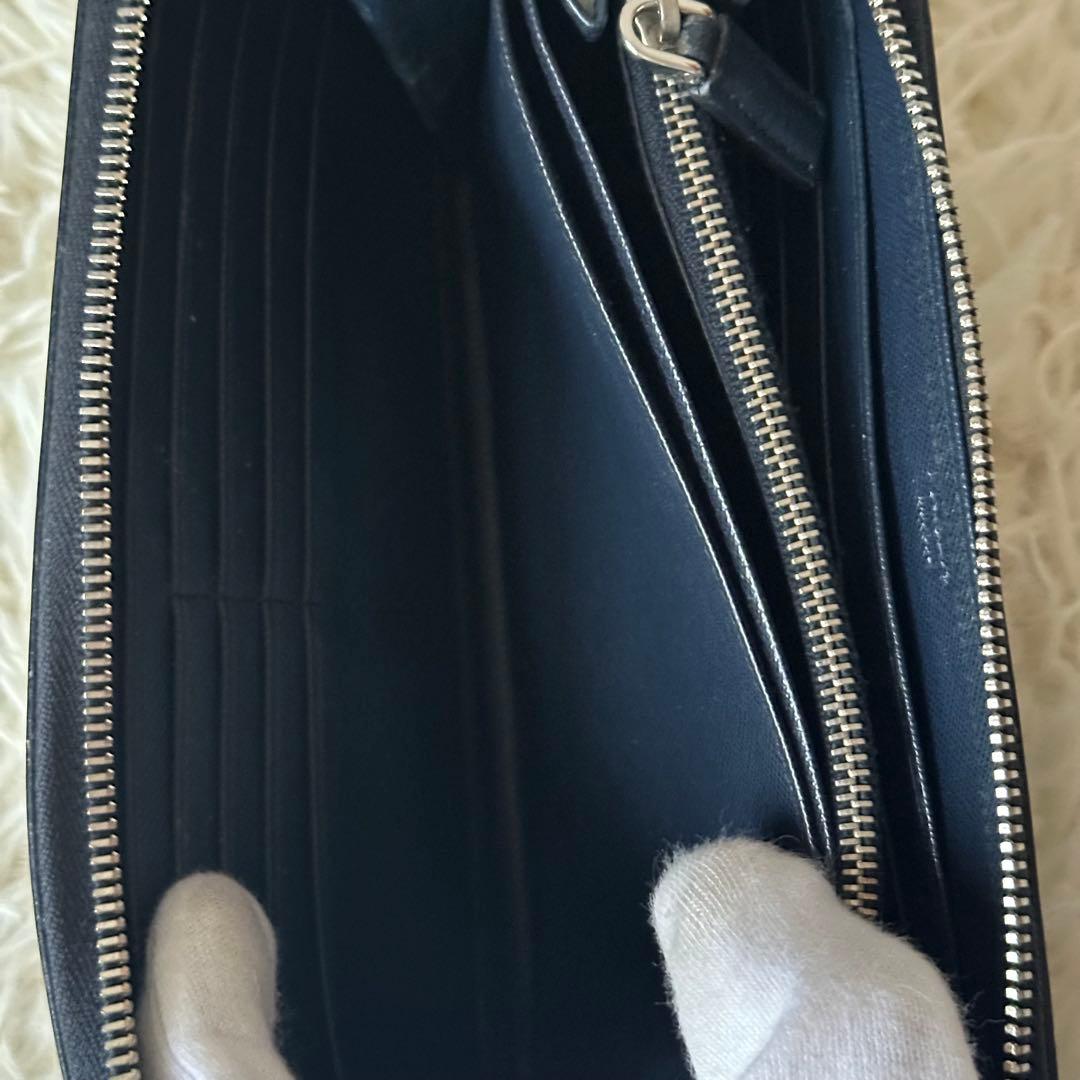 プラダ ラウンドジップ 長財布 サフィアーノレザー 型押し ネイビー ロゴ