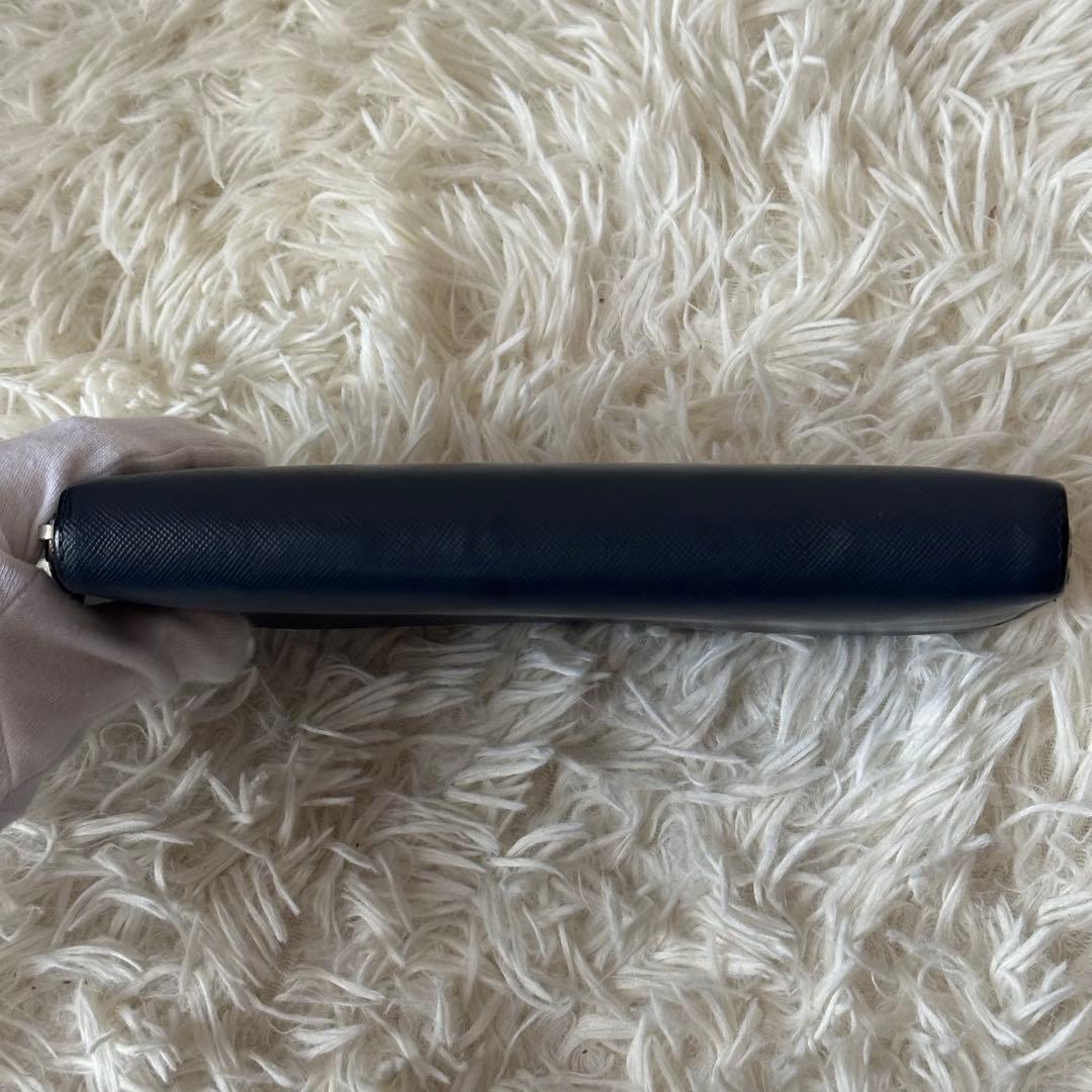 プラダ ラウンドジップ 長財布 サフィアーノレザー 型押し ネイビー ロゴ