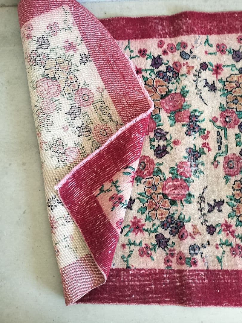 ワインレッドとくすみベージュのフラワー柄ヴィンテージトルコラグ　No.736