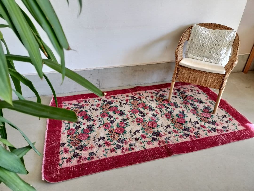 ワインレッドとくすみベージュのフラワー柄ヴィンテージトルコラグ　No.736