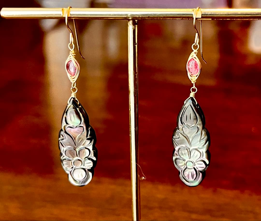 はる田です ブラックマザオパ×オニキスのカービングタブレット