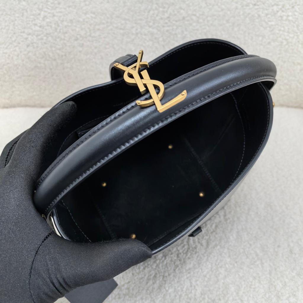 極美品！YSLブラック　レザー　肩掛け　ショルダーバッグ