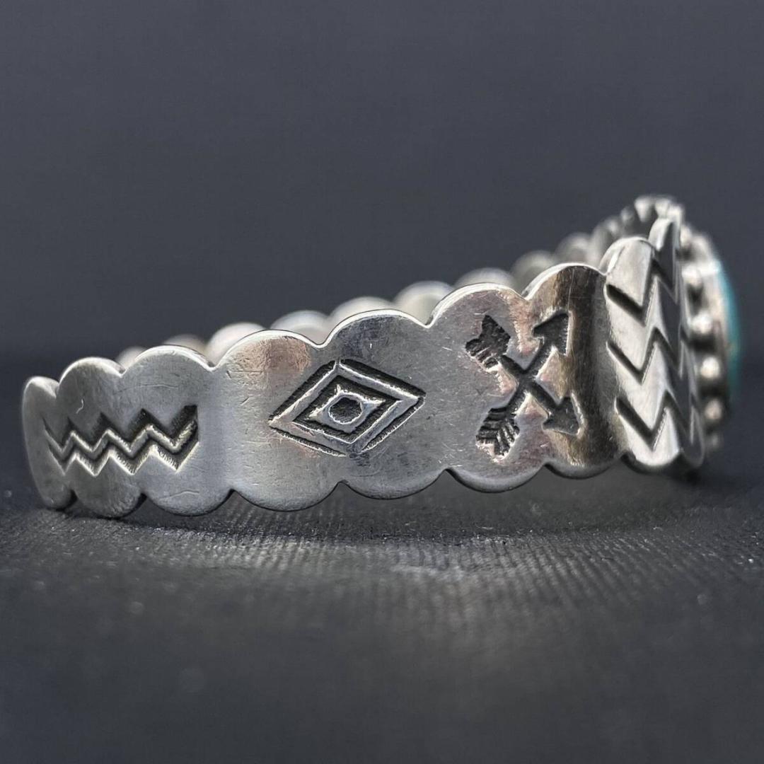 NAVAJO VINTAGE シルバー ターコイズ アロースタンプワークバングル