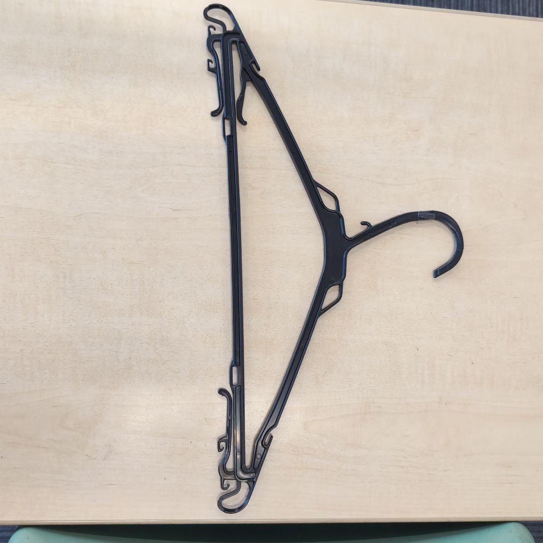 黒いプラスチック衣類ハンガー