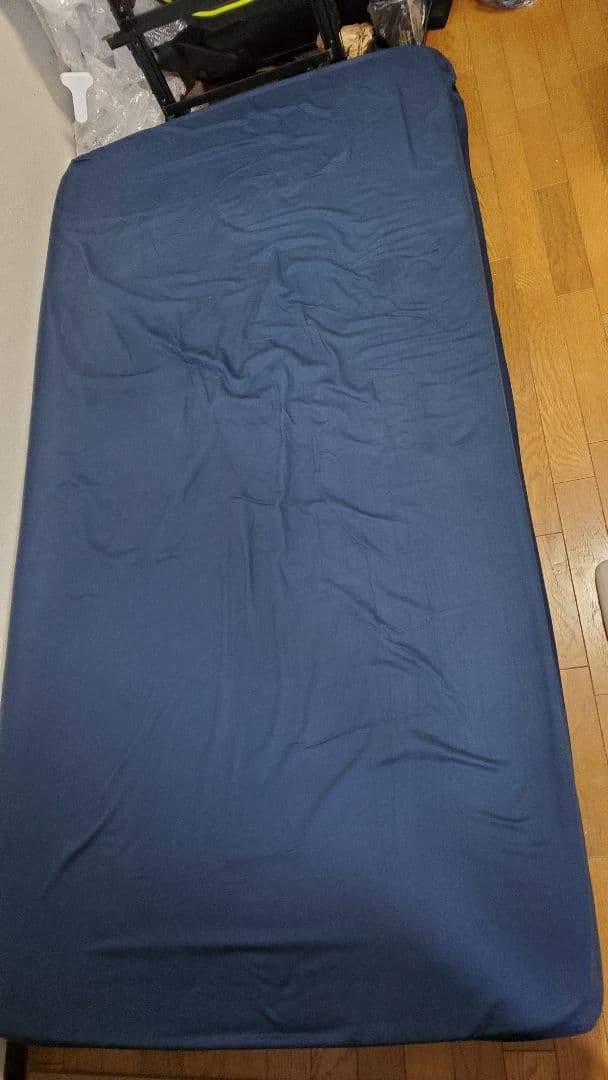 シングルベッドのマットレス、カバー付き