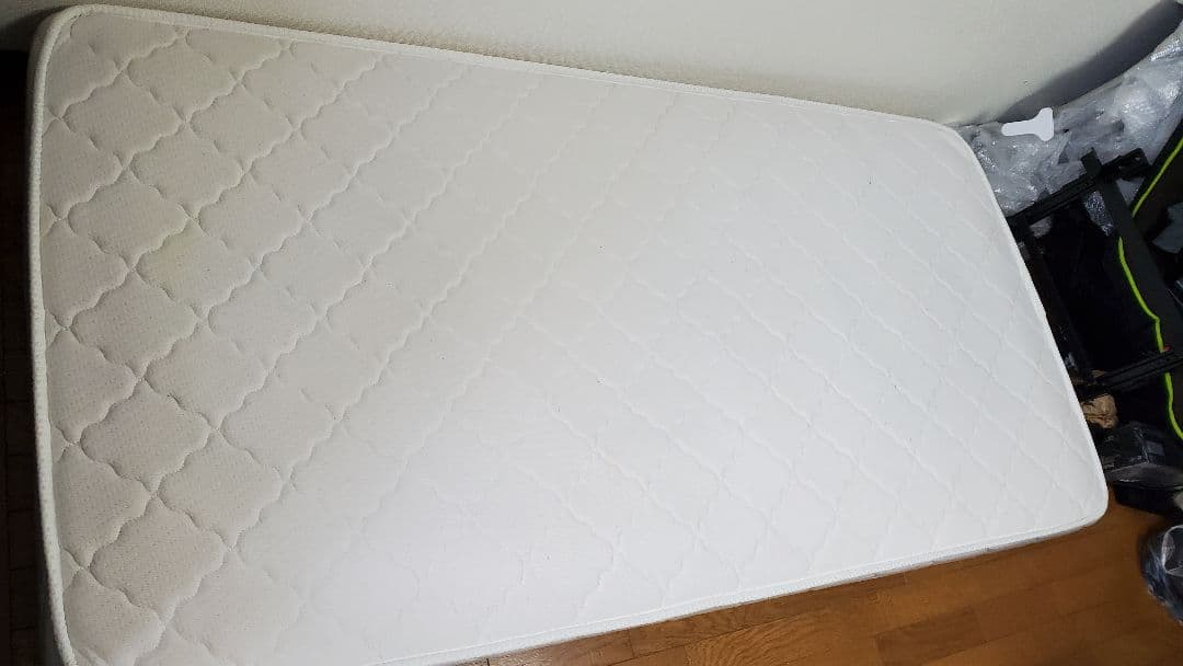 シングルベッドのマットレス、カバー付き