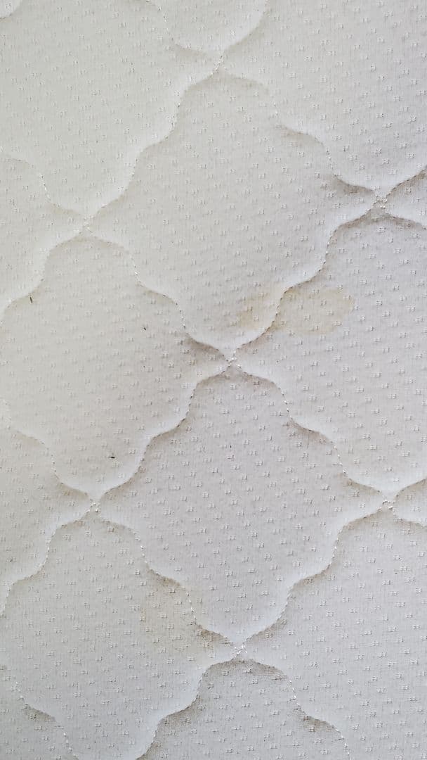 シングルベッドのマットレス、カバー付き