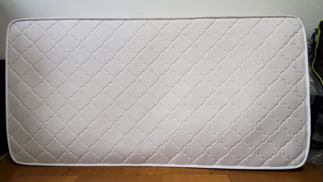 シングルベッドのマットレス、カバー付き