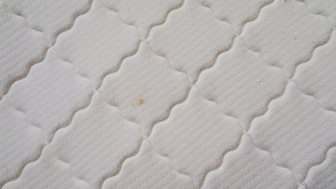 シングルベッドのマットレス、カバー付き