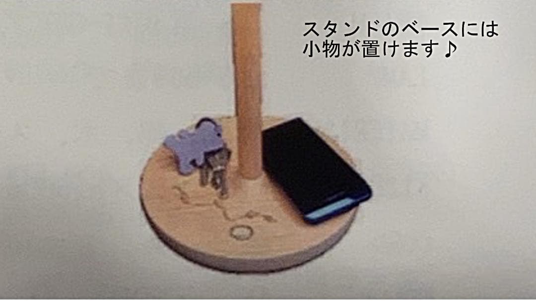 シンプルなデザイン。シェードの上下からこぼれるナチュラルな光。シンプルな照明。