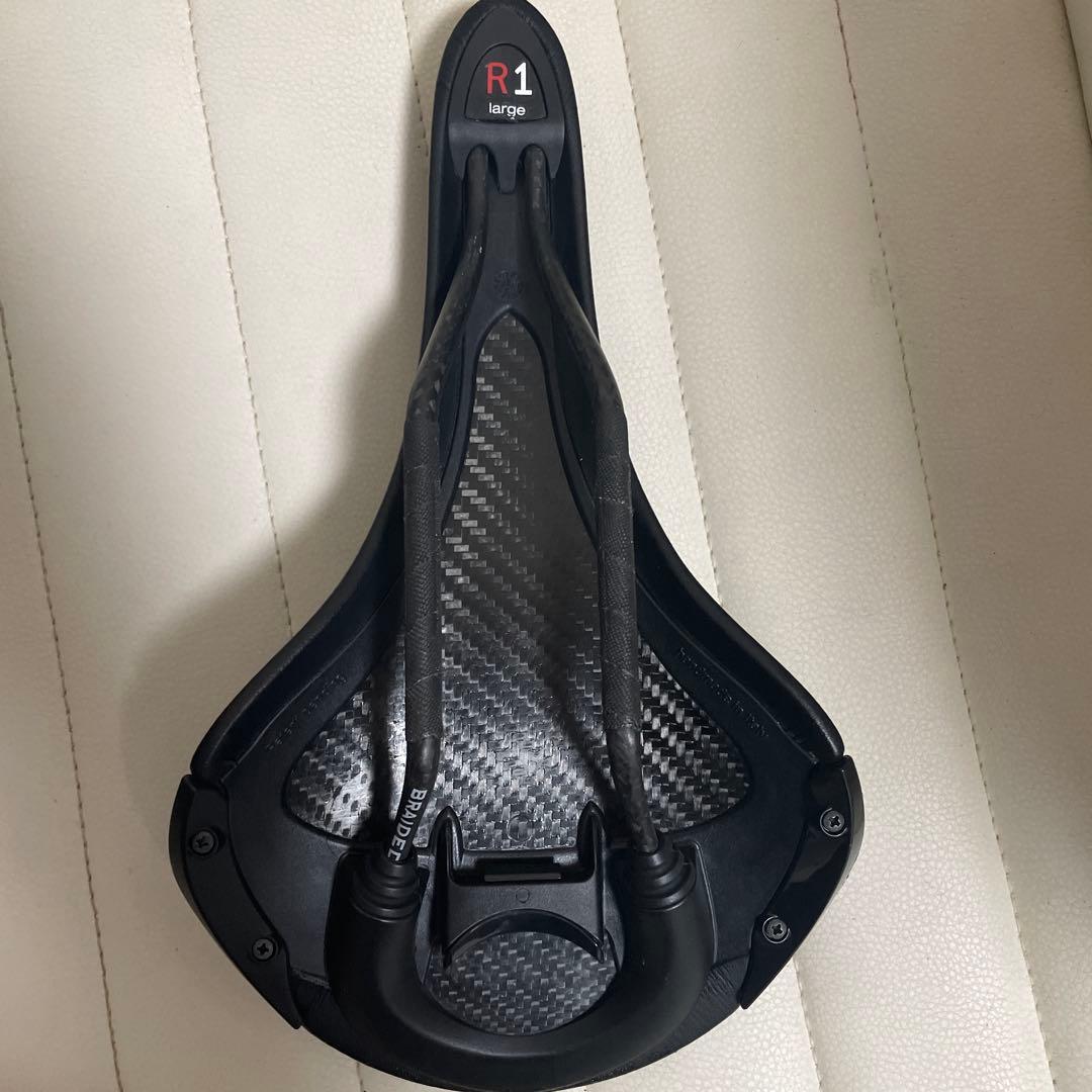 フィジーク　アリアンテR1 large ブラック サドル