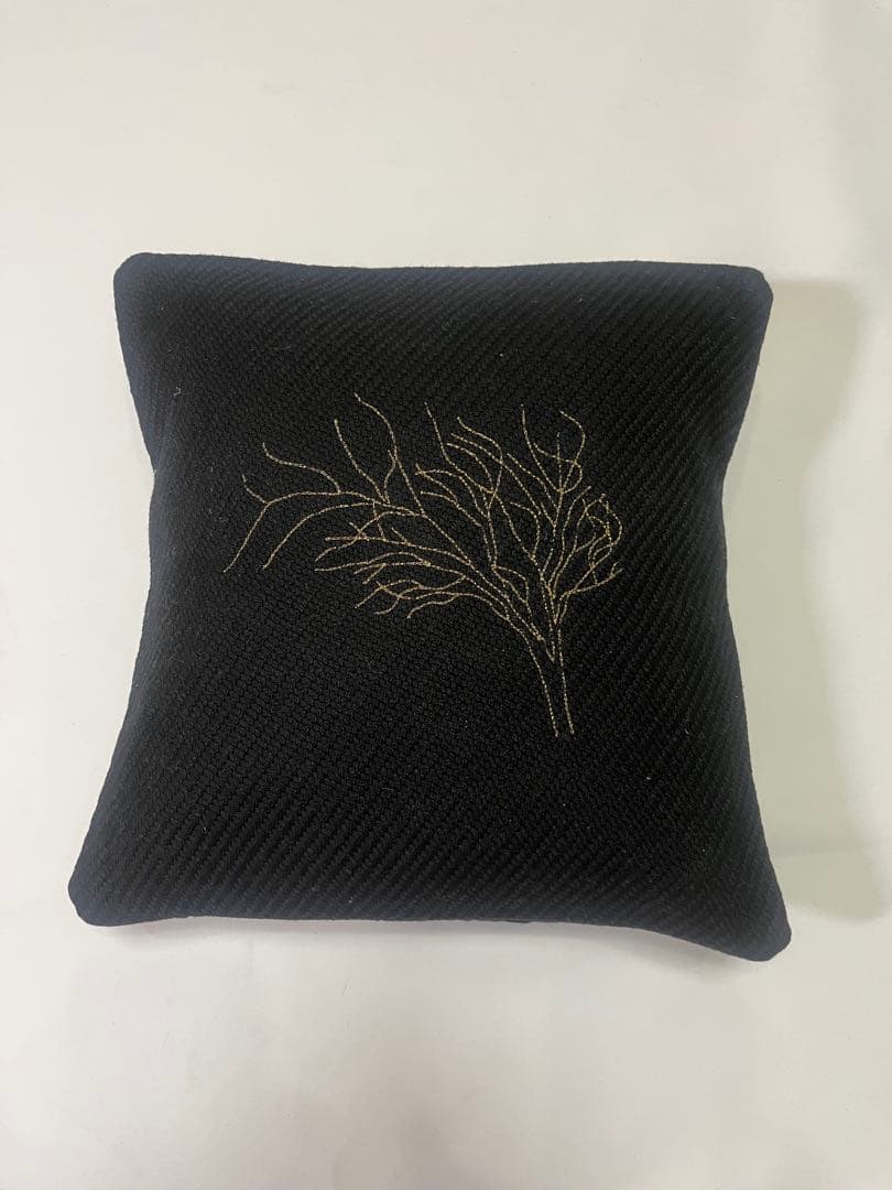 Chatav ectabit ブラッククッションカバー 金色刺繍