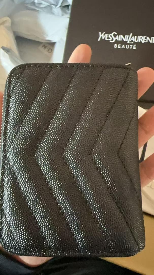 イヴ・サンローラン エンボス加工 ブラックレザー 折りたたみ財布サイフ