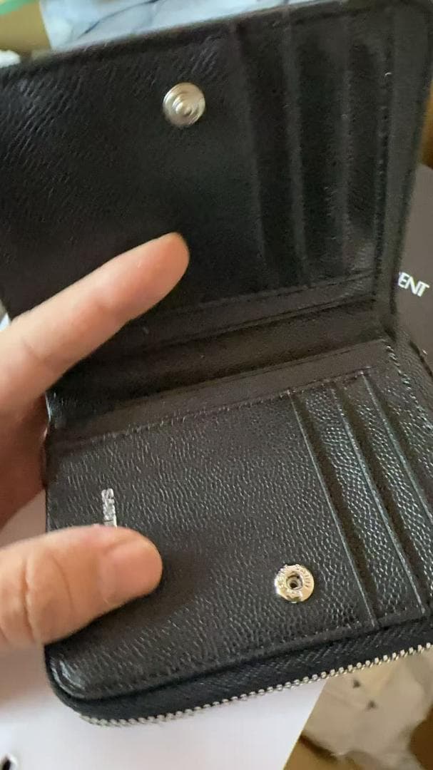 イヴ・サンローラン エンボス加工 ブラックレザー 折りたたみ財布サイフ