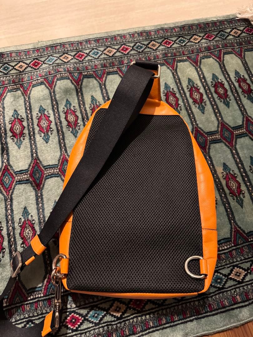 coach オレンジレザー ボディバッグ