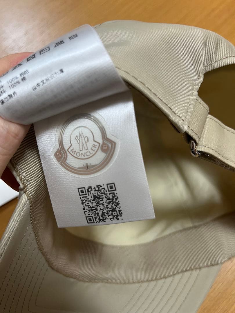 モンクレール　キャップ　ユニセックス　光沢のあるナイロン【ベージュ】