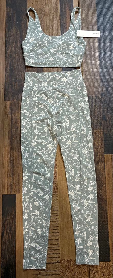 極美　emmi yoga エミヨガ　ヨガウェア　スモークグリーン　M