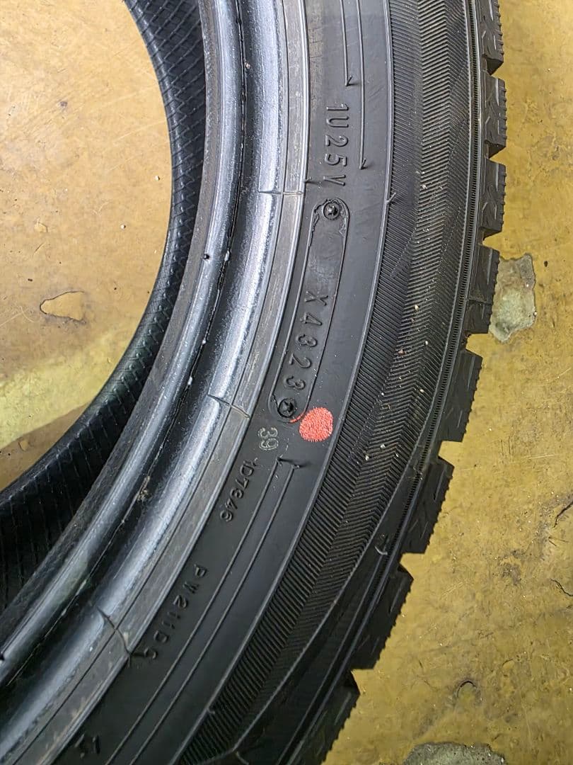 ダンロップ冬タイヤウィンターマックス２３５５０１８バリ山イボつき